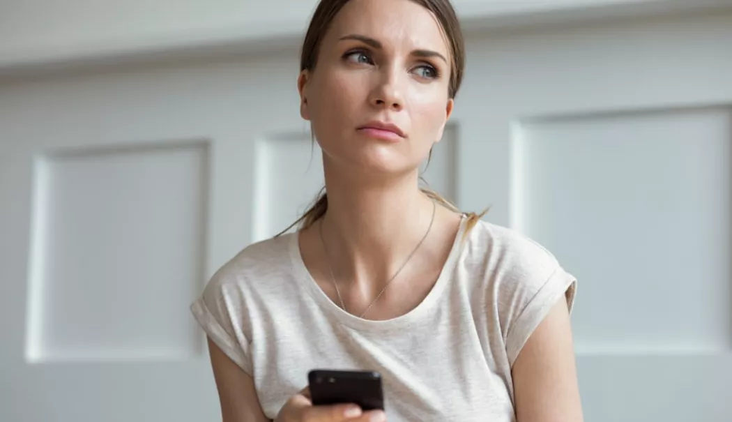 Telefonul nu are ce căuta în baie. Motivele pentru care acest obicei trebuie evitat - fond-toaleta-33-1782987315.webp
