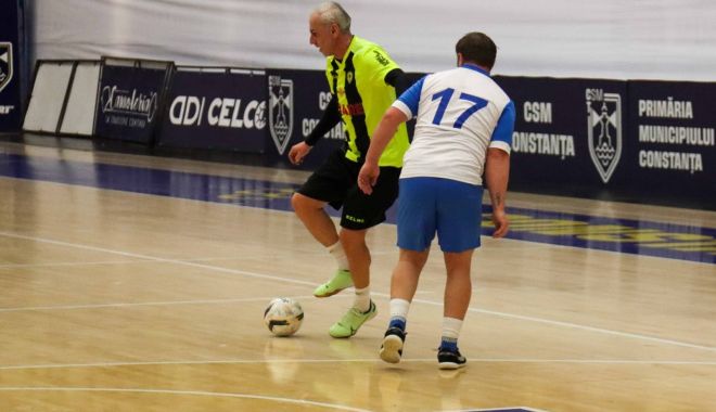 Spectacolul continuă la Trofeul Liga Old Boys. Meciuri intense la Constanţa - fond-trofeu-sala-1705315904.jpg