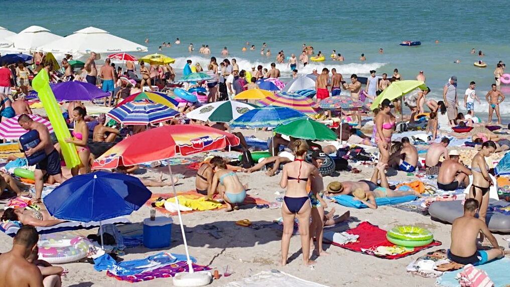 Românii, mereu inventivi! La ce trucuri recurg turiștii pentru a reduce costurile la mare! - fond-trucuri-turisti-1723389987.jpeg