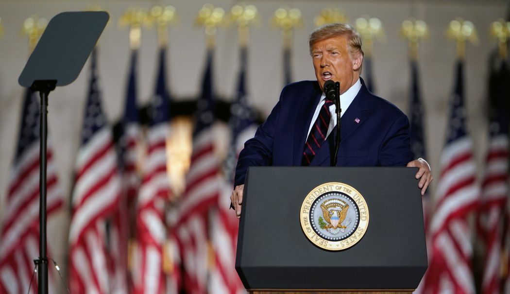 Casa Albă a anunțat că va prelua controlul asupra selectării jurnaliștilor cu acces la președintele Trump - fond-trump-jurnalisti-1740579801.jpg