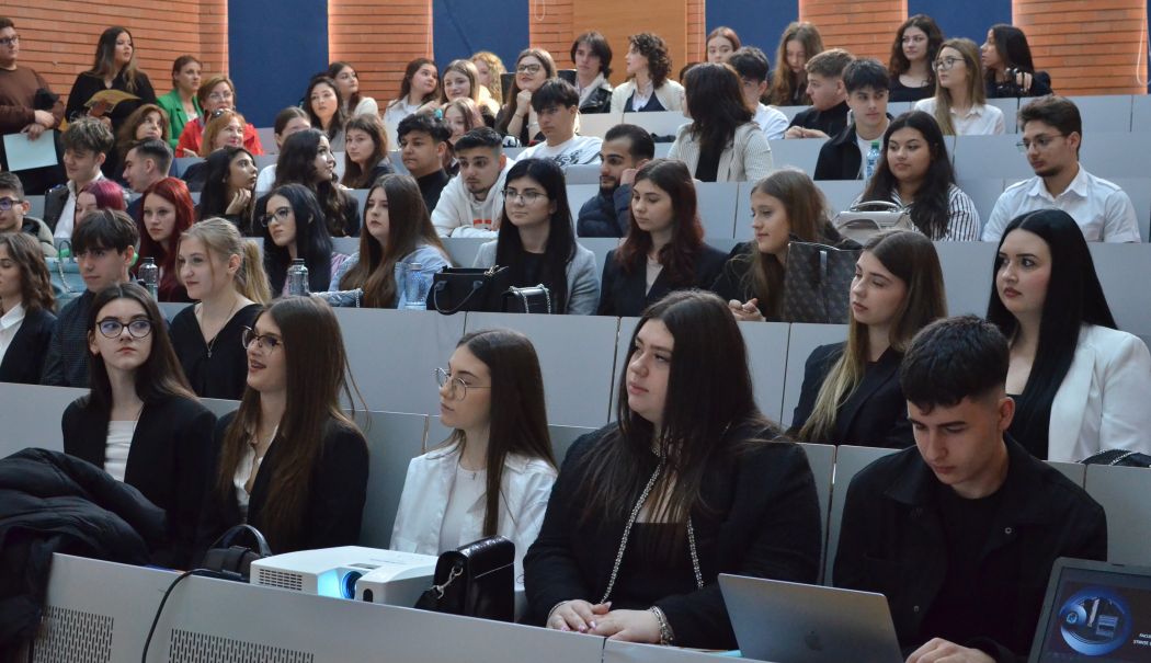 Pe lângă bani, premianții Sesiunii „Noi și Economia” primesc reduceri la taxa universitară - fond-uoc-1742822453.jpg
