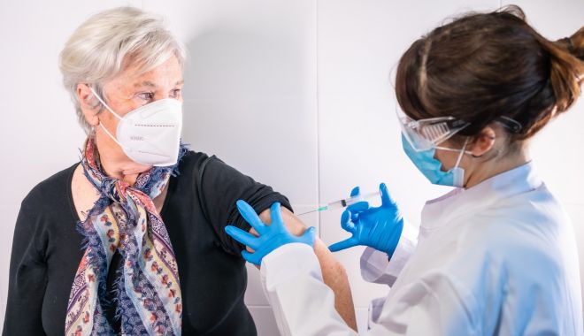 Constănţenii s-au imunizat în masă! Vaccinul antigripal, epuizat mai ceva ca pâinea caldă! - fond-vaccinjpg-2-1678293324.jpg
