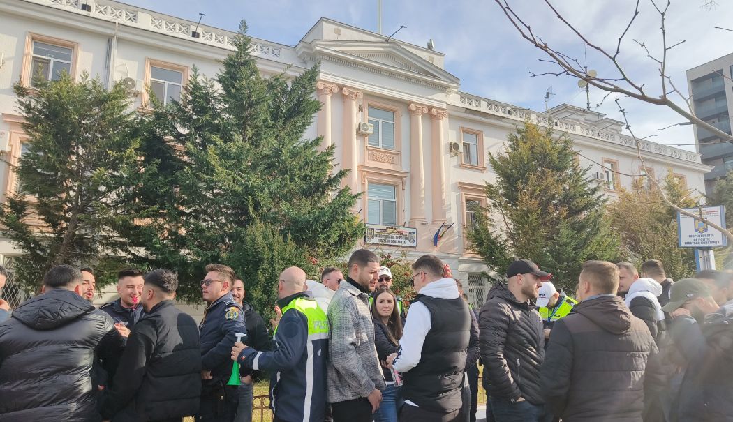Mai bine pensionar, decât polițist în acțiune! Angajații IPJ amenință cu retragerea - fond-val-de-pensionari-1736530990.jpg