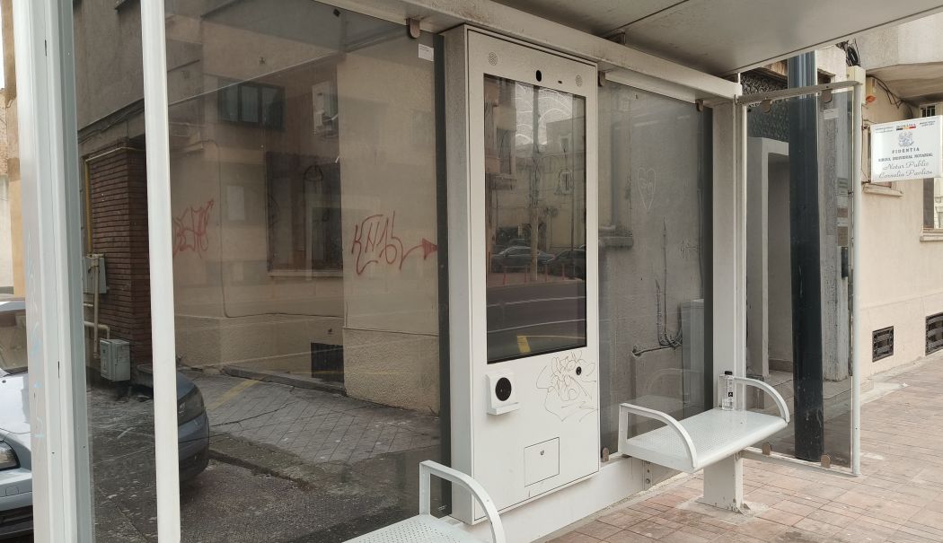 Vandalizarea stațiilor smart de autobuz, distracția minorilor huligani. 