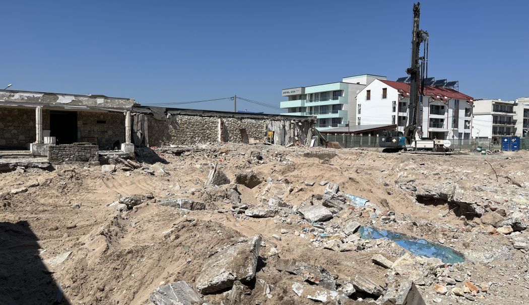 Se lasă cu amenzi! Demolarea barului ”Vraja Mării” din Eforie Nord pune în pericol o clădire istorică