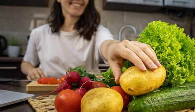 Zahărul şi cartofii, alimentele care s-au scumpit cel mai mult în ultimul an - fond-zaharul-si-cartofii-1689500973.jpg