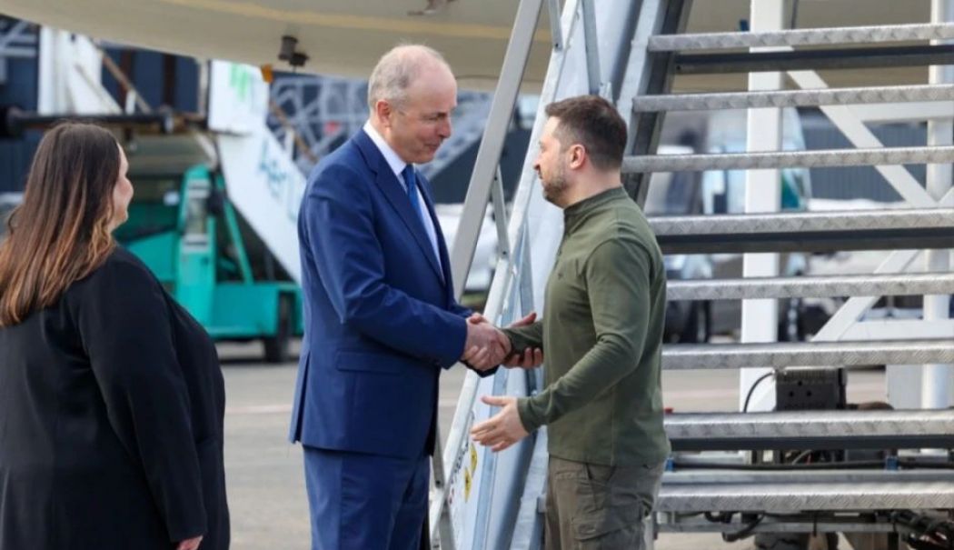 În escala din Irlanda în drum spre Washington, Zelenski a pledat pentru o pace durabilă cu garanții de securitate - fond-zelenski-1740756811.jpg