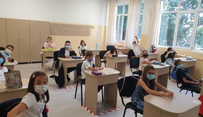 Prima zi de şcoală, în pandemie. Copii veseli, părinţi îngrijoraţi - fond1-1600106906.jpg