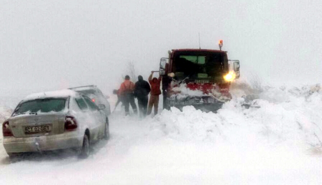 Iarna s-a dezlănțuit, la Constanța! Circulația, blocată pe mai multe drumuri din județ - fond2-1516295645.jpg
