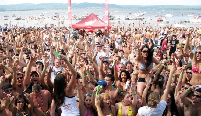 Litoralul românesc va petrece un week-end monden! - fond20iulie-1342792020.jpg