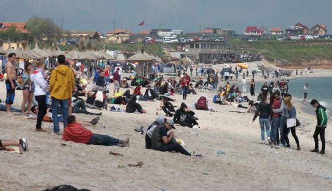 Start bun pentru sezonul estival. Peste 15.000 de turişti pe litoralul românesc - fond4-1620053290.jpg
