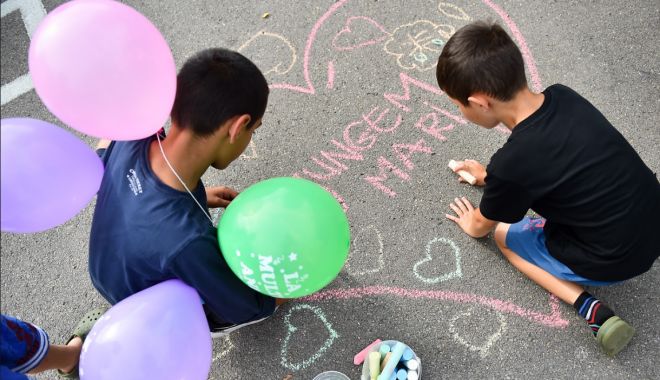 Voluntari care salvează viețile copiilor din centrele de plasament. 