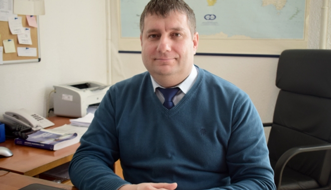 Muncă până la epuizare! Angajați de la Permise și Înmatriculări, luați cu ambulanța de la birou - fondangajatii2-1499091743.jpg