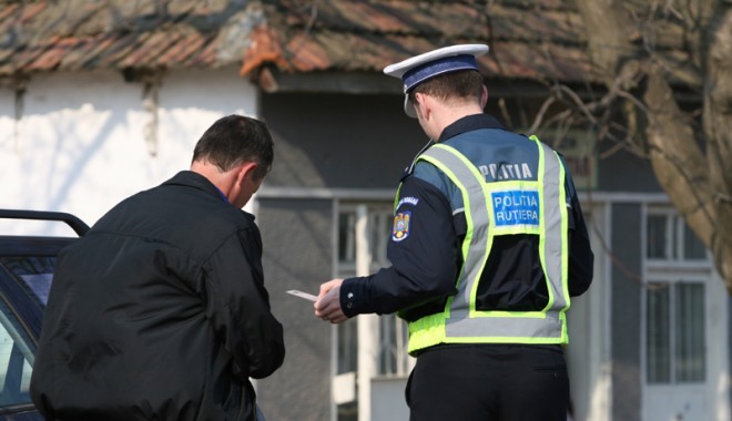 Polițistul de la rutieră, mic, galben și rău! Rupe totul cu amenzi - fondatributiirutiera1-1385750914.jpg