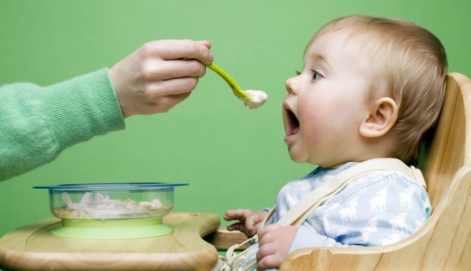 Diversificarea alimentaţiei la bebeluşi. Când le puteţi da fructe, ouă sau carne - fondbebelusi-1664373624.jpg