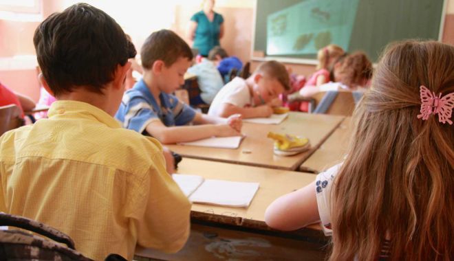 Elevii și părinții se simt mințiți de un ministru al Educației care face promisiuni televizate - fondbursetaiate-1662910767.jpg