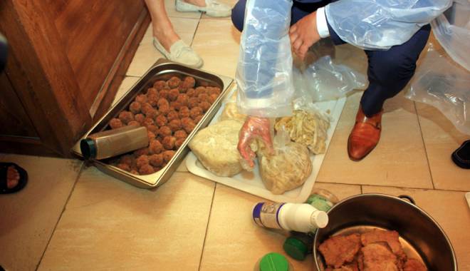 Dezastru în restaurantele din Mamaia. Tone de carne stricată, confiscate - fondcarnemamaia-1436205216.jpg
