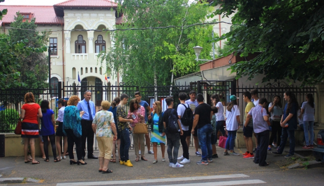 Părinții respiră ușurați după emoțiile Evaluării Naționale. Vor lua toți elevii nota 10? - fondchiartotivorlua10-1467216739.jpg