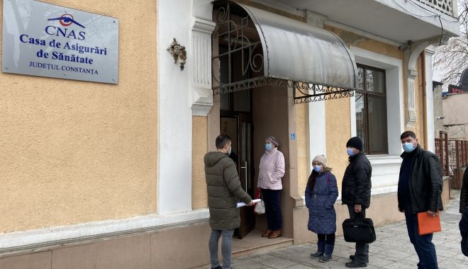 La coadă, la Casa de Asigurări de Sănătate. „Angajaţii se comportă de parcă îi deranjezi!” - fondcjas-1608145713.jpg