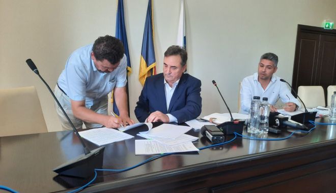 CJC a atribuit contracte pentru șase grupe de trasee ale transportatorilor din judeţ - fondcjctransportatori-1662646362.jpg