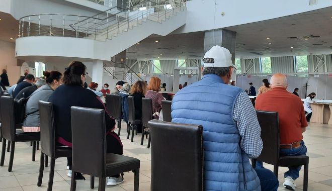 Constănţenii dau buluc la vaccinare, pentru a obţine certificatul verde şi pentru a treia doză - fondconstanteniidaubuluc1-1632934620.jpg