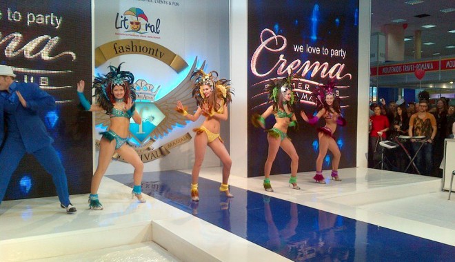 Cum este promovată Mamaia: distracție, multe pene și fete 