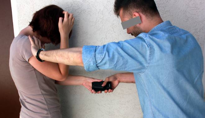 Adolescenții, victime sigure ale infractorilor. Tâlhării ziua în amiaza mare! - fondcumnetransformamaodraslele-1435507755.jpg