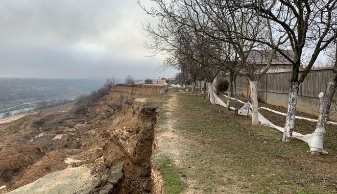 Măsuri dispuse la Cumpăna: casele de pe marginea malului surpat rămân evacuate! - fondcumpanasurpare3-1621878109.jpg