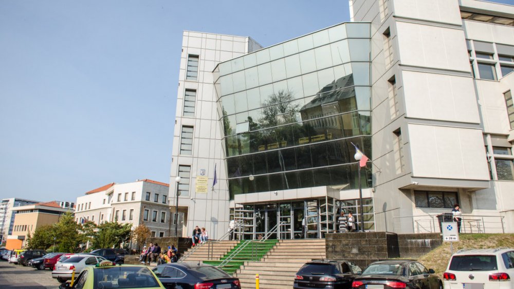 Cei trei vameși de la Portul Sud Agigea află astăzi dacă rămân după gratii