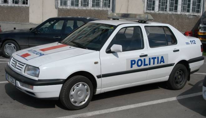 De ce gonesc mașinile de poliție cu viteza… melcului - fonddecegonescmasiniledepolitiec-1415815742.jpg