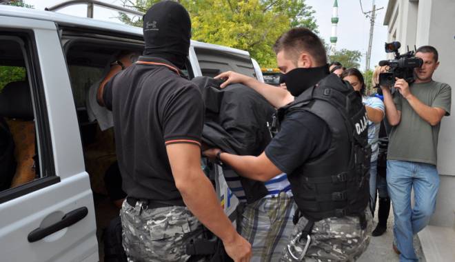 Descinderi cu mascați la Constanța. Contrabandiștii de arme, prinși pe picior greșit - fonddescinderetrafarme-1433953667.jpg