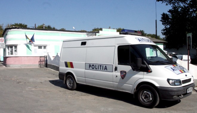 Gardianul care a înjunghiat un deținut, acuzat de abuz de putere - fonddetinutinjunghiatpoartaalba-1365957839.jpg