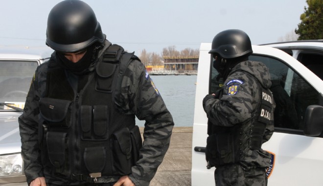 Extraordinar: Polițiștii din Constanța au ajuns să se bată între ei! - fonddetotrasulpolitistiidinconst-1392926004.jpg
