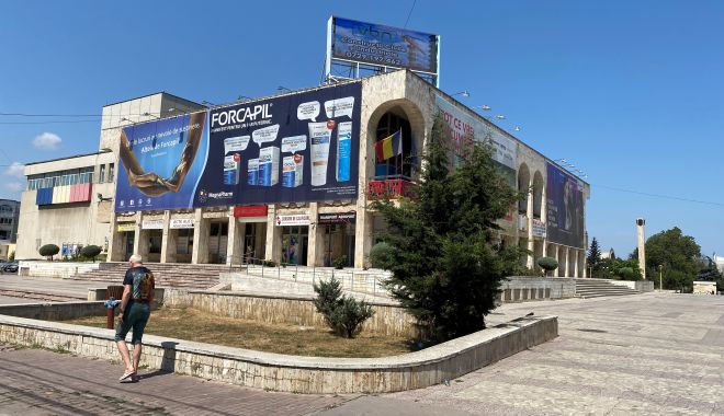 Dispar panourile şi pânzele publicitare de pe Casa de Cultură. „Până la 1 septembrie, vor fi date jos!” - fonddispar1-1629393606.jpg