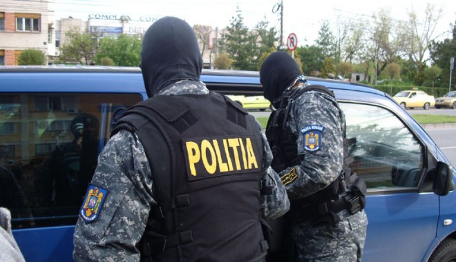 Falși polițiști păcălesc turiștii străini, pe străzile din Constanța - fondfalsipolitistipacalescturist-1399479947.jpg