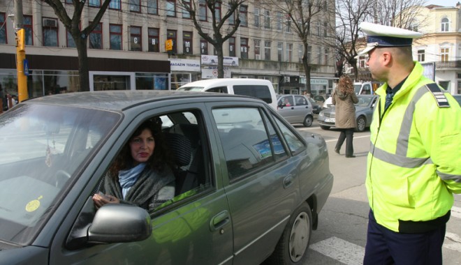 CONSTĂNȚENCELE LA VOLAN / Ce părere au polițiștii rutieri despre șoferițele din Constanța - fondfemeilevolan1-1355068597.jpg