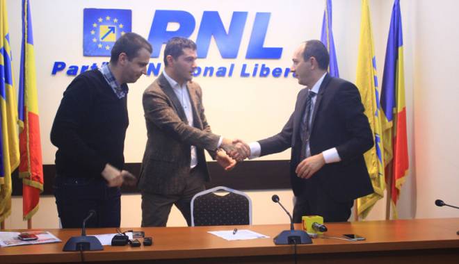 Primarul George Scupra a semnat adeziunea la PNL. Vrea să recâștige Primăria Ovidiu cu 70% - fondgeorgescupraseptimiubourcean-1453040470.jpg