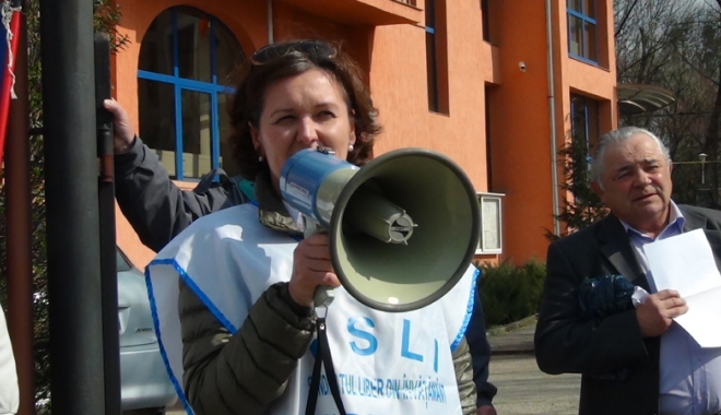 Gest incredibil în învățământ! Elevii și profesorii protestează în curtea școlii - fondgestfaraprecedent-1464116034.jpg