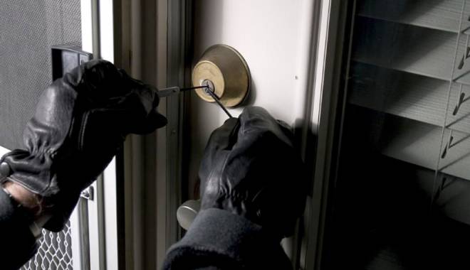 Individ PERICULOS băgat după gratii / A intrat peste o femeie în casă și a amenințat-o cu o șurubelniță - fondgruparehoti1374075718-1417185694.jpg