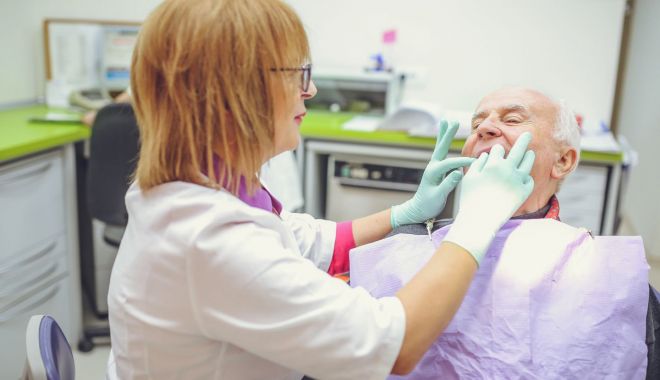 Gura de tranşee provoacă inflamaţia şi sângerarea gingiilor - fondgura1-1641137451.jpg