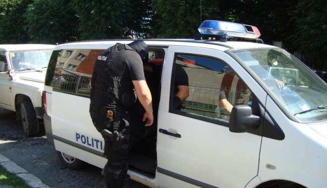 Cum poți să rămâi fără bunurile din mașină în șapte secunde - fondhoti7secunde-1370192604.jpg