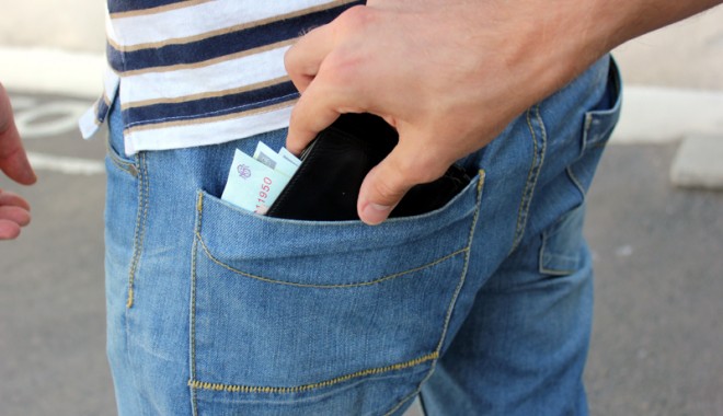 Buzunărită în Oficiul Poștal de la Casa de Cultură - fondhotibuzunare1368631074-1371047007.jpg