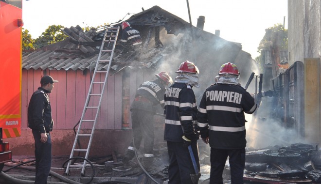 Pompierii constănțeni atrag atenția: Începe sezonul incendiilor - fondincendii2-1351696006.jpg
