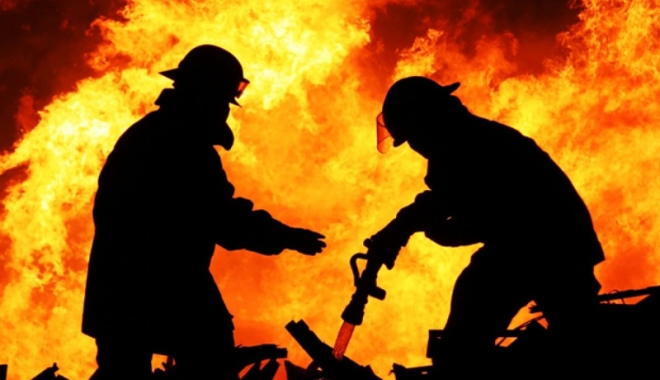 Incendiu devastator, la Constanța!  Fetiță carbonizată, în brațele mamei - fondincendiu1-1504281057.jpg