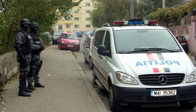 Percheziții cu mascați în Constanța. Firmele erau înșelate printr-o nouă metodă - 