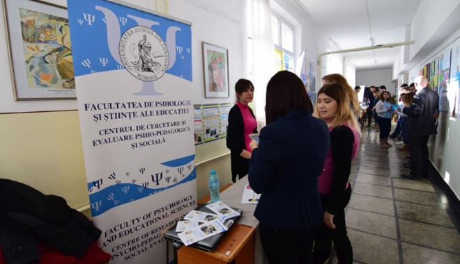 Liceenii s-au deșteptat! Aleg facultățile după oportunitățile de salarii și ieșirile prin străinătate - fondliceenii-1479403549.jpg