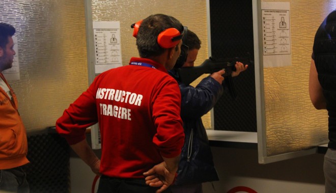 Liceenii din Constanța s-au întrecut în a trage cu arma la țintă - Galerie Foto - fondliceeniidinconstantasauintre-1396937463.jpg