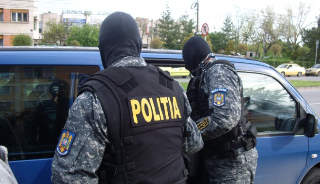 Zeci de percheziţii la persoane bănuite că ar deţine ilegal arme şi muniţii letale - fondmafiaalcoolului1413908611149-1665642168.jpg