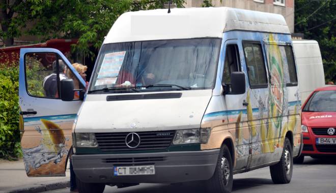 Șoferii-golani de microbuze: cu maneaua la maxim, băuți la volan! - fondmaxitaxi3-1416422343.jpg