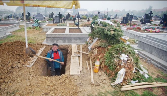 Situații grotești în cimitir!  Morți înghesuiți în cripte prea mici - fondmormon-1530454052.jpg